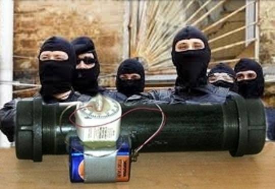 Скинхети хвърлят бомба в Айзенах