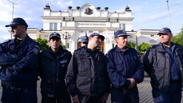 Военни и полицаи масово напускат системата